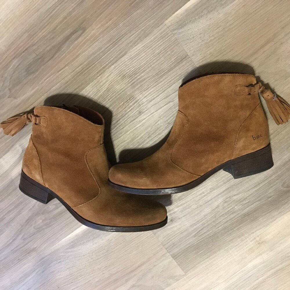 B.O.C. Ladies Tan Suede Leather Ankle Boots With Tassels Size 6